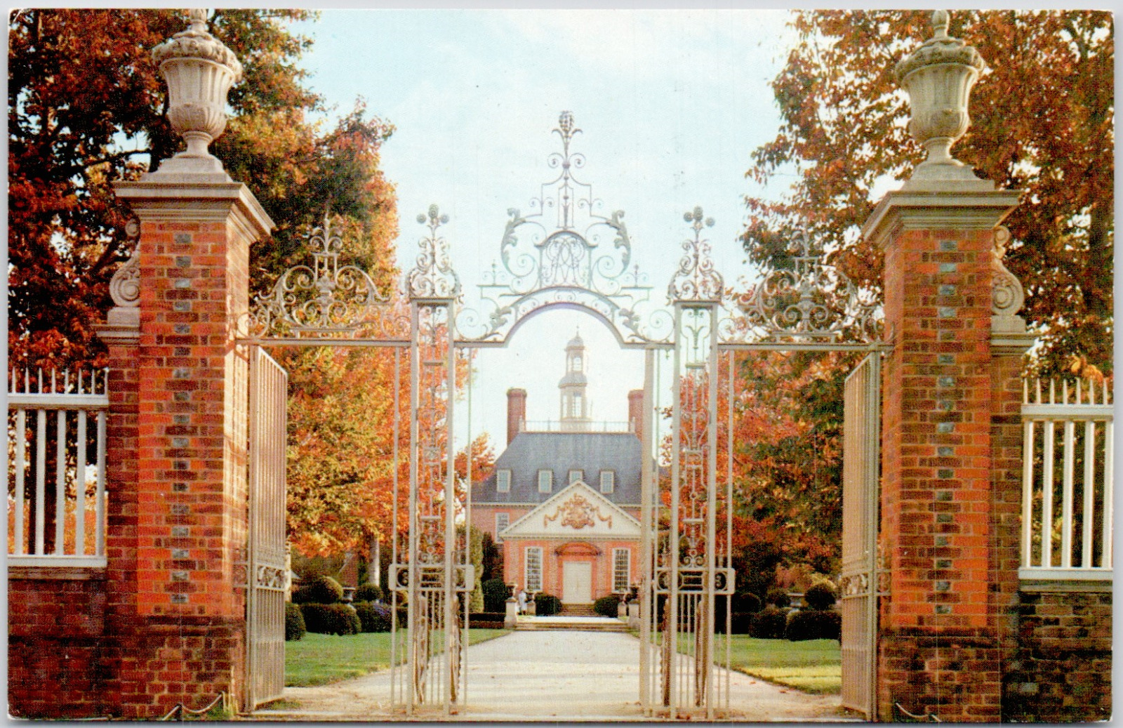 Williamsburg Virginia Wrought Iron Governors Palace Gates USA Vintage Postcard