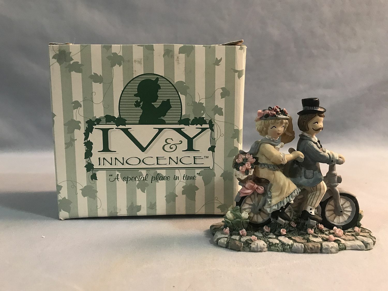 Ivy & Innocence Violet & Ed Peters 05002 Mint In Box 1997 REG. # 1A/0555