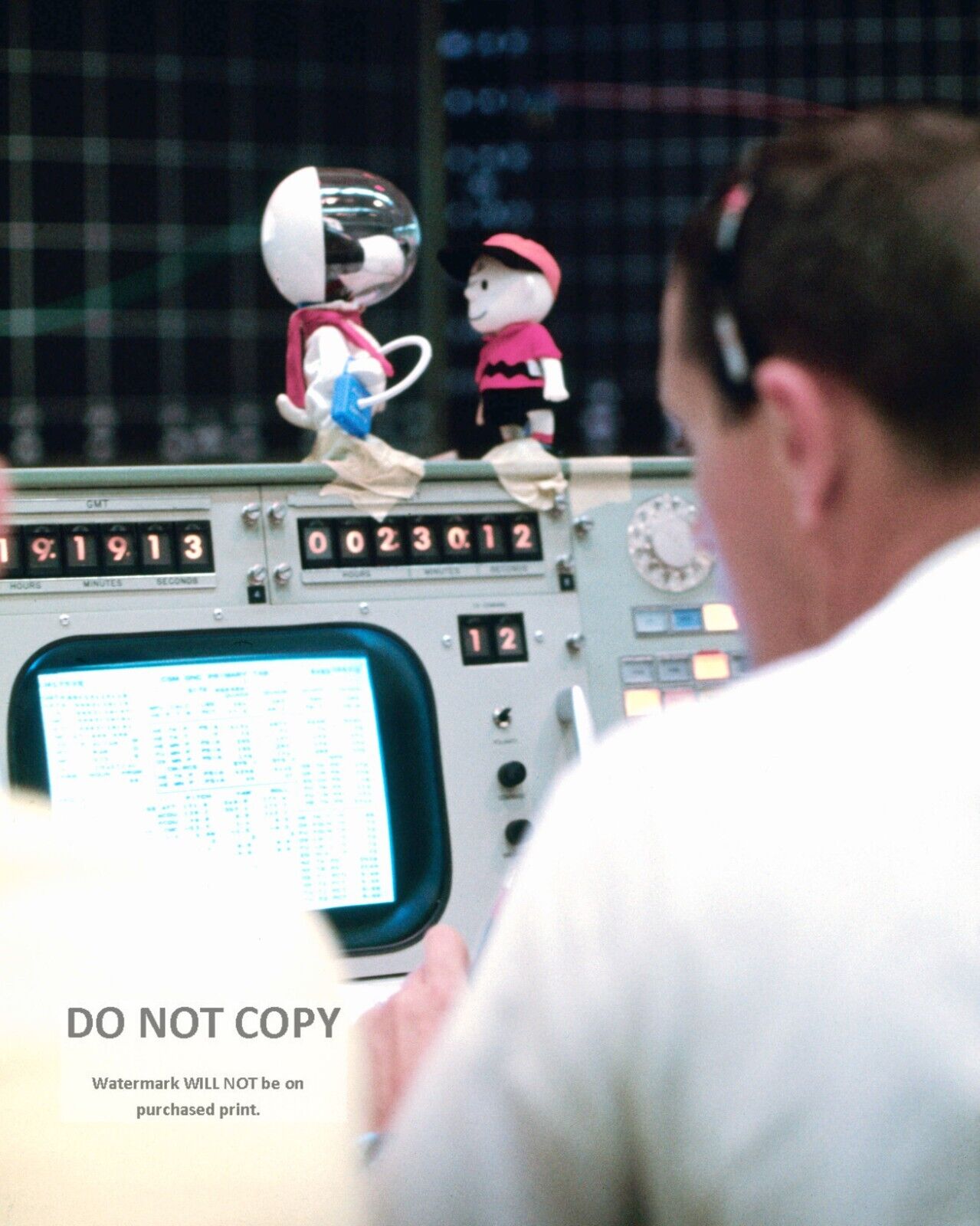 SNOOPY AND CHARLIE BROWN IN MISSION CONTROL FOR APOLLO 10 - 8X10 PHOTO (ZZ-690)