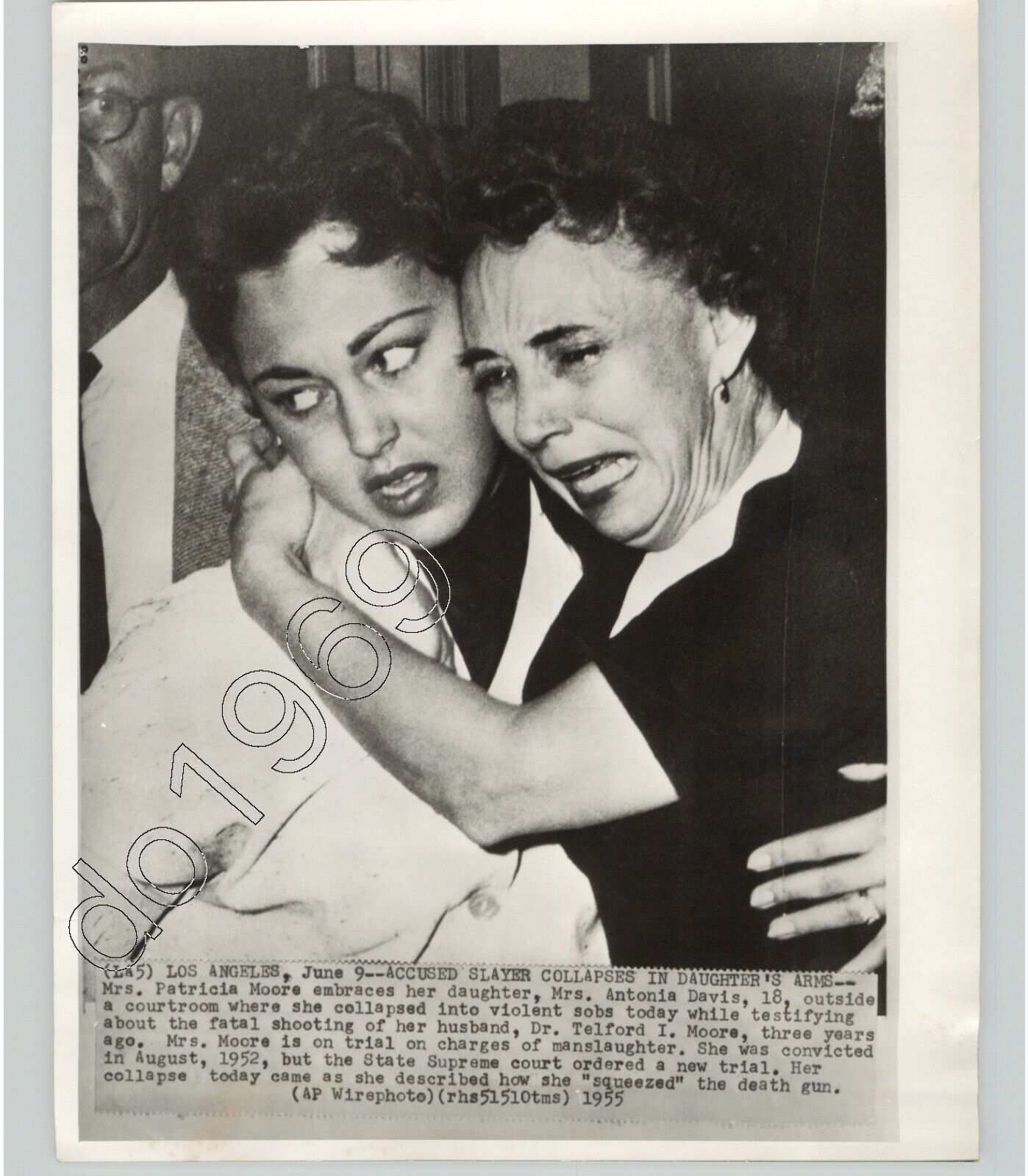 MURDER Suspect P Moore Collapses @ LOS ANGELES Courthouse Crime 1955 Press Photo