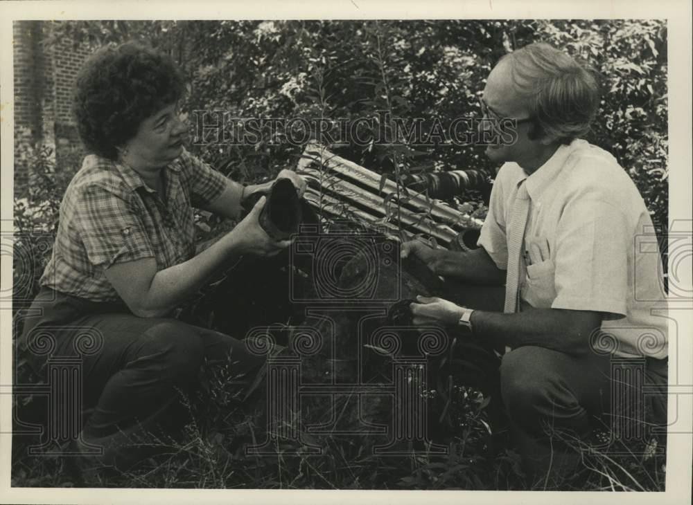 1984 Press Photo Schenectady, New York officials examine broken water valves