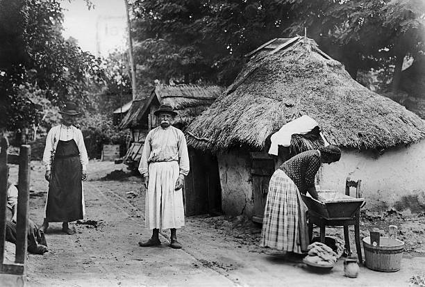 Hungarian peasants in front of a thatched cottage 1910 OLD PHOTO