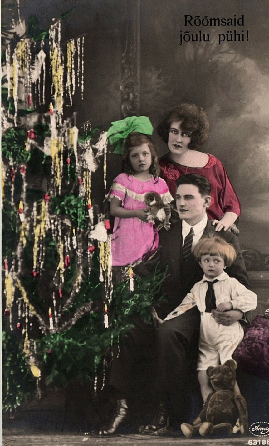 1915 FINNISH CHRISTMAS TREE FAMILY TEDDY BEAR CANDES TINTED RPPC POSTCARD 44-184