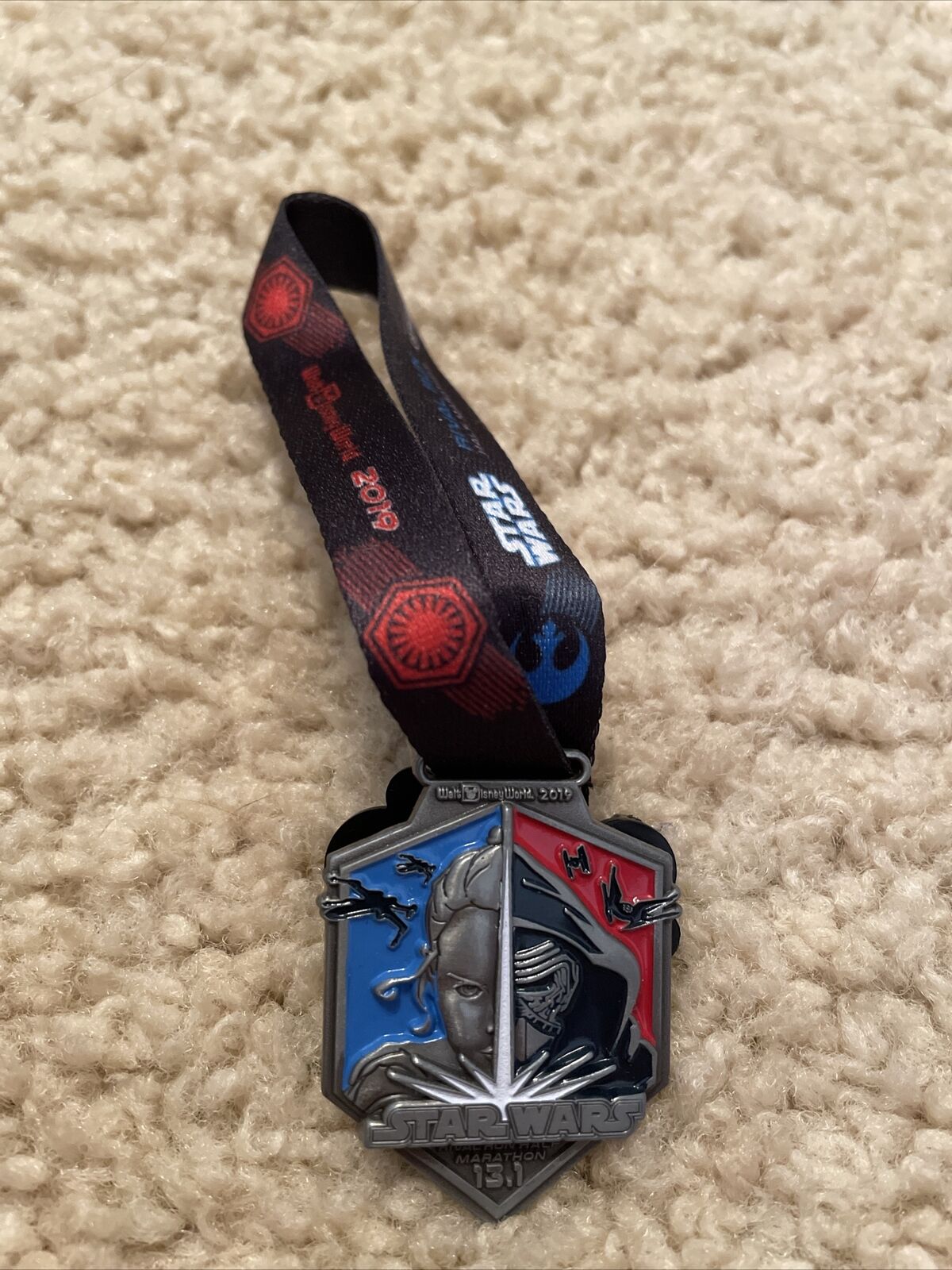 runDisney Star Wars Rival Run Half Marathon 2019 rey Kylo Medal Replica Pin