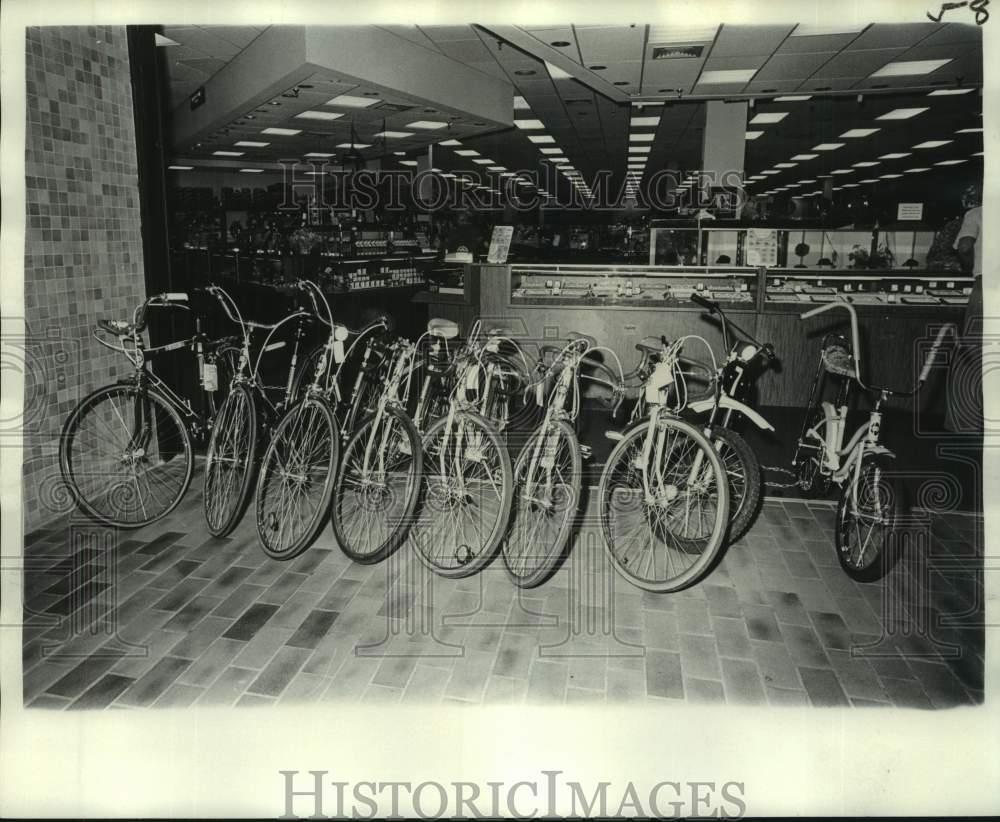 1975 Press Photo New Orleans-All types of bicycles are sold at The Plaza