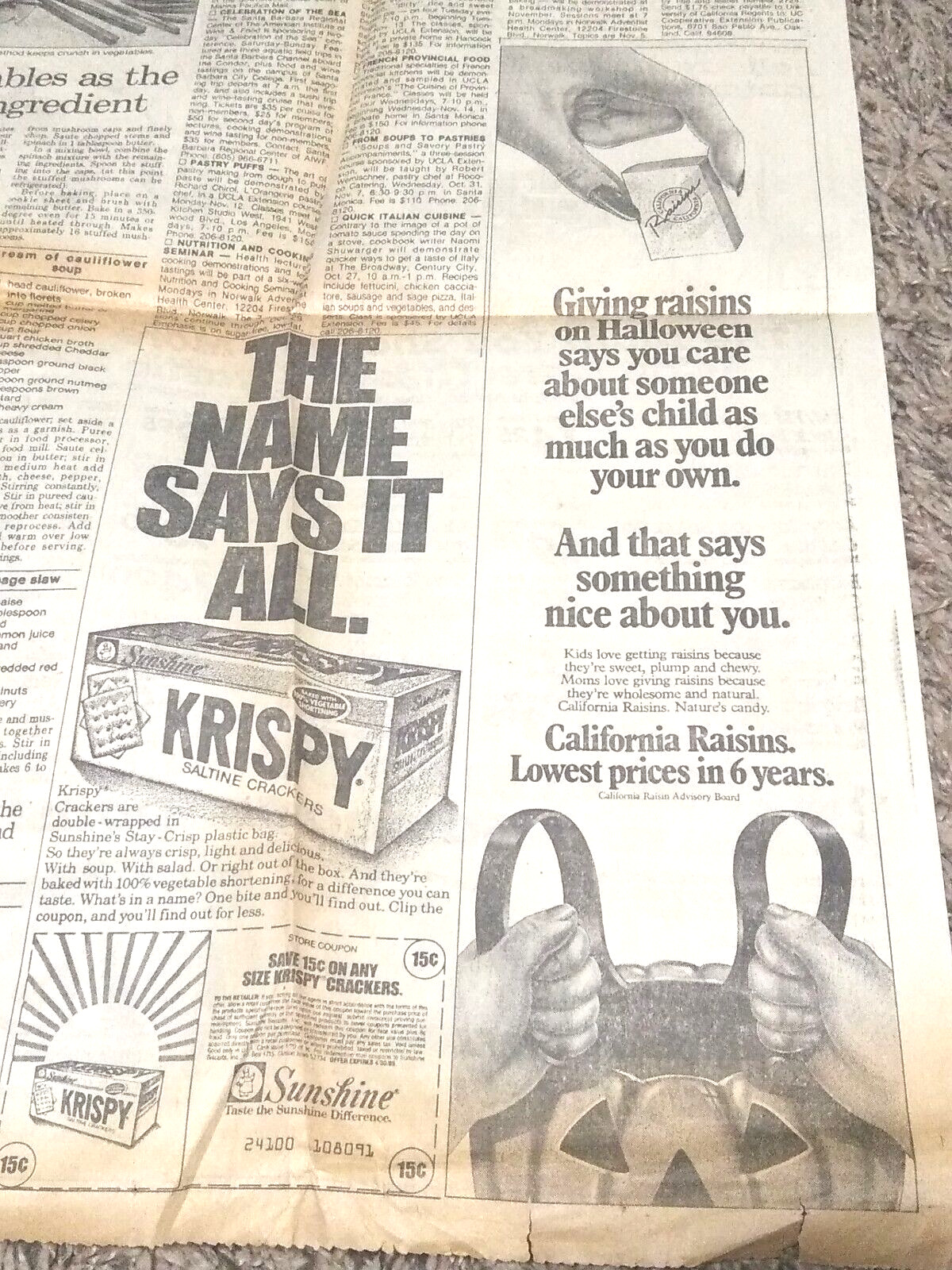 VTG 1984 PRESS-TELEGRAM NEWPAPER ARTICLE 1 PAPER GIVING RAISINS ON HALLOWEEN 