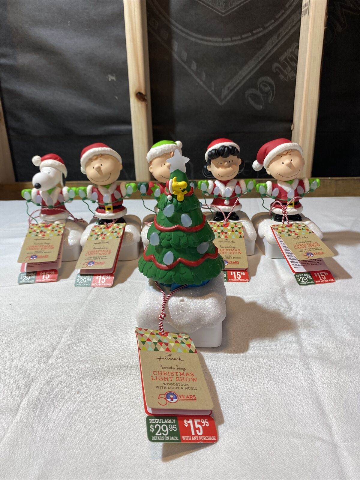 Hallmark 2015 Wireless Peanuts Gang Christmas Light Show Charlie Snoopy New