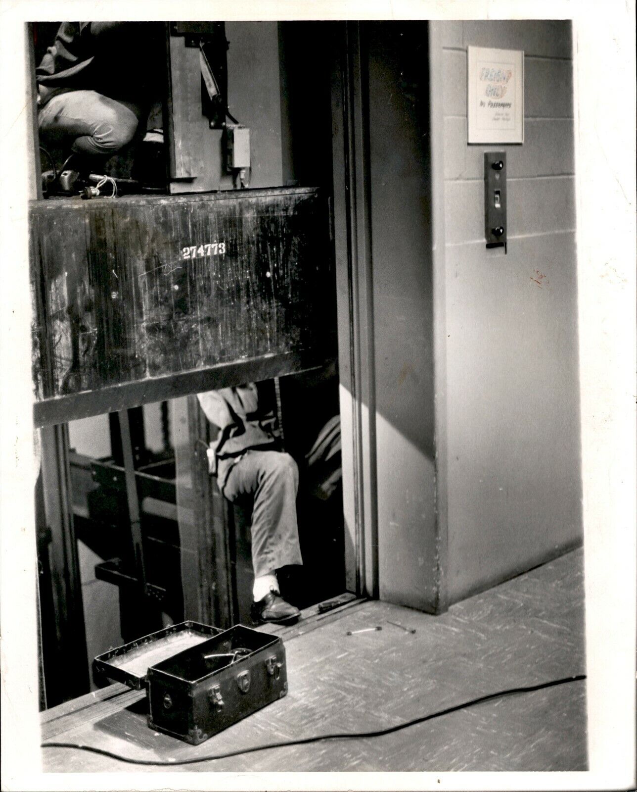 LG898 1975 Orig Tom McCarthy Photo ELEVATOR MAINTENANCE Workers in Shaft Tools