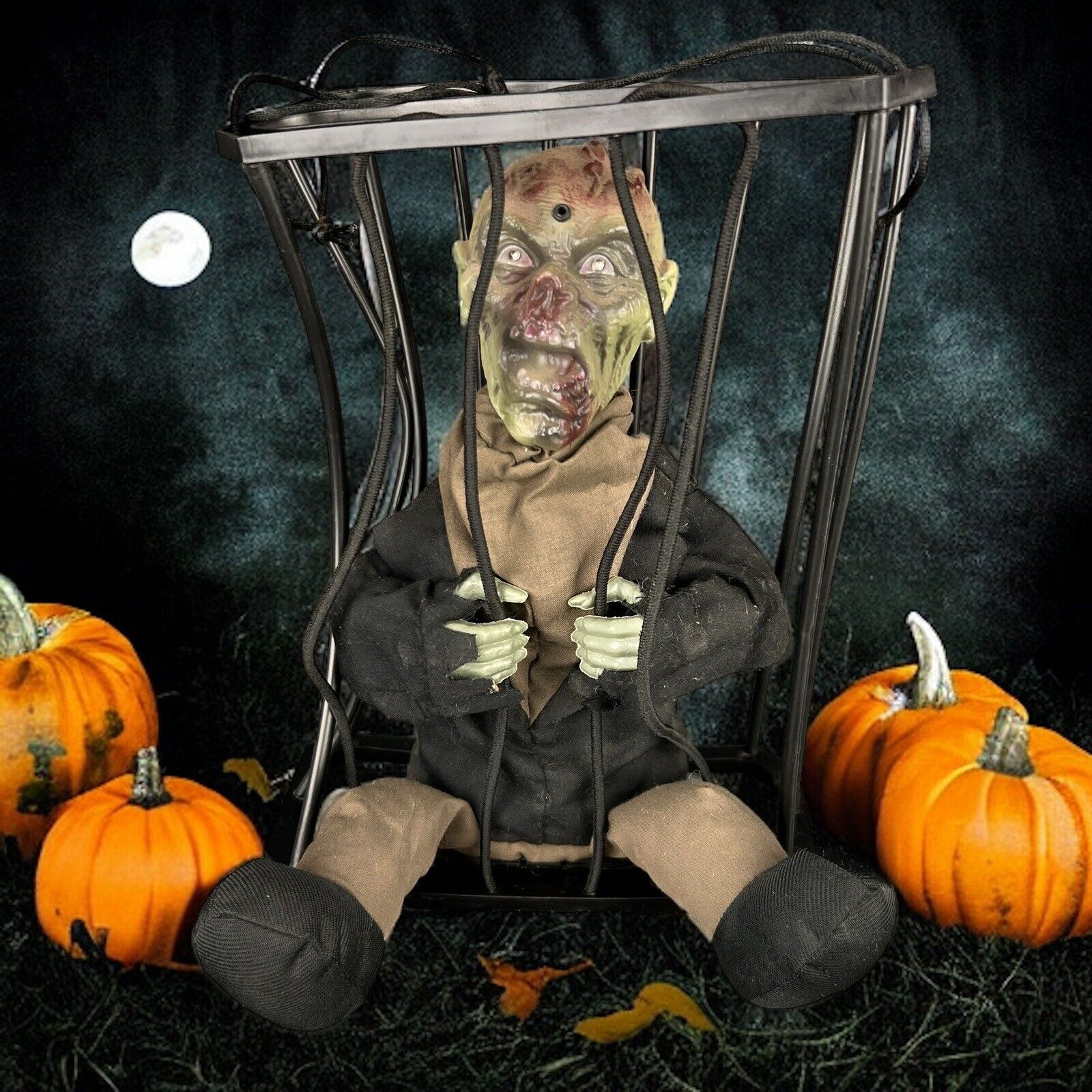 2009 MAGIC POWER MOTION ACTIVATED ANIMATED ZOMBIE IN A HANGING CAGE HALLOWEEN