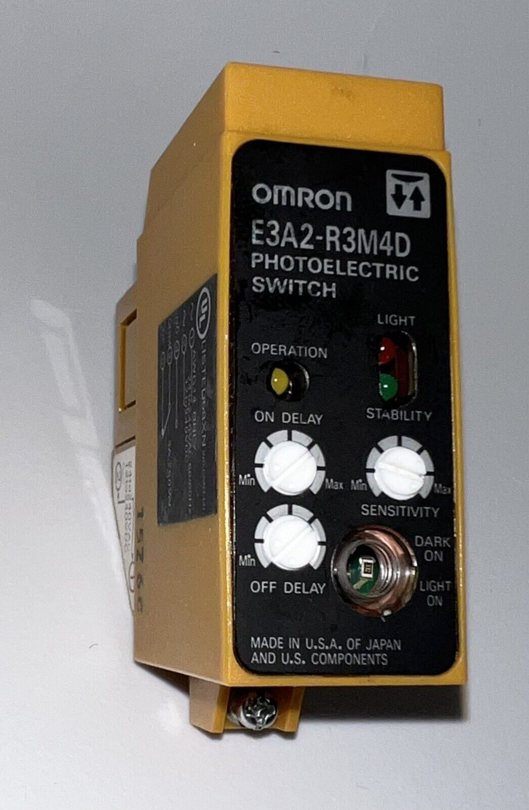 New Omron E3A2-R3M4D Photoelectric Sensor Switch E3A2R3M4D ( Just The Sensor)