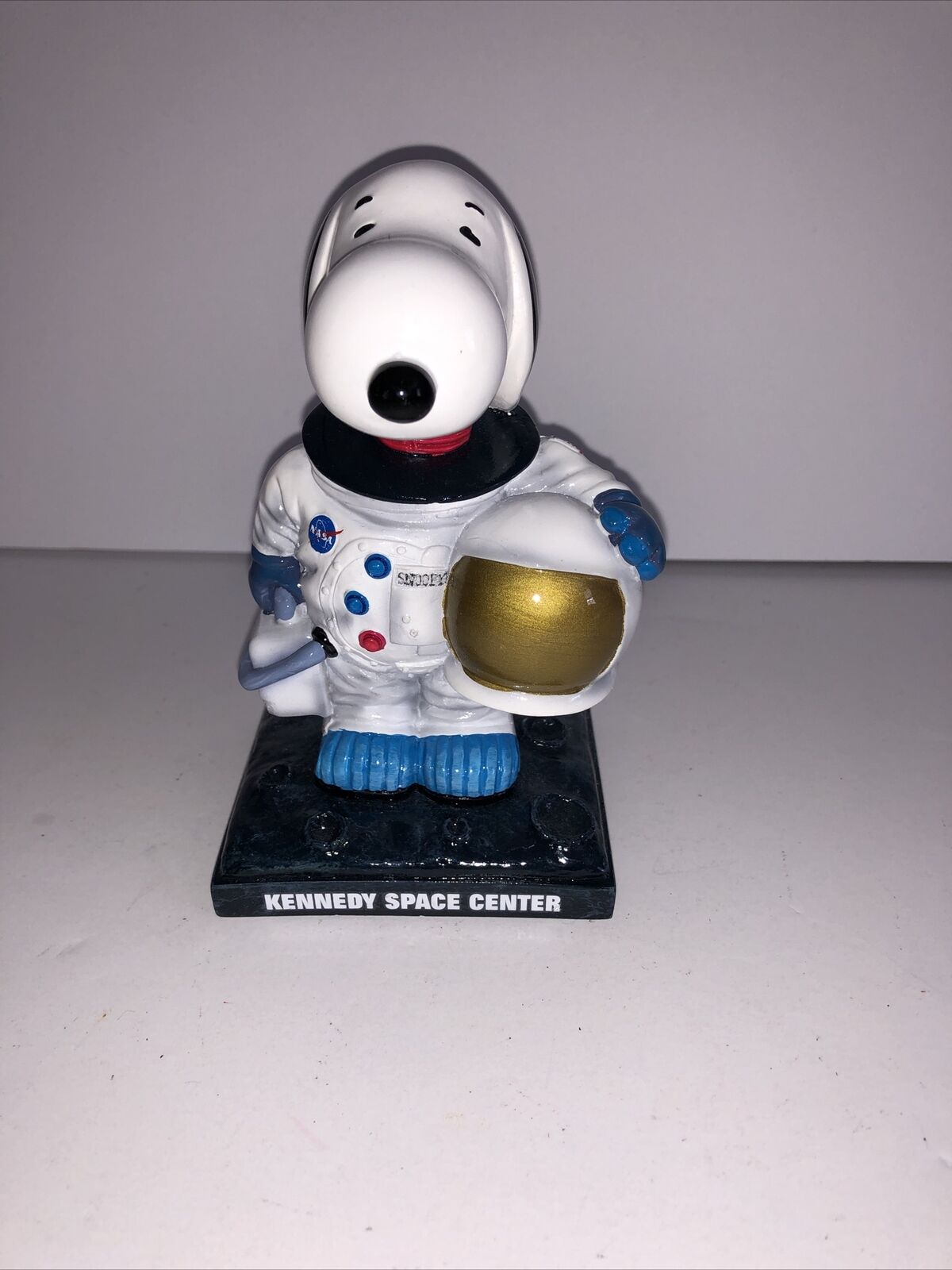 KENNEDY SPACE CENTER PEANUTS Snoopy Astronaut NASA Spacesuit Figure Rare