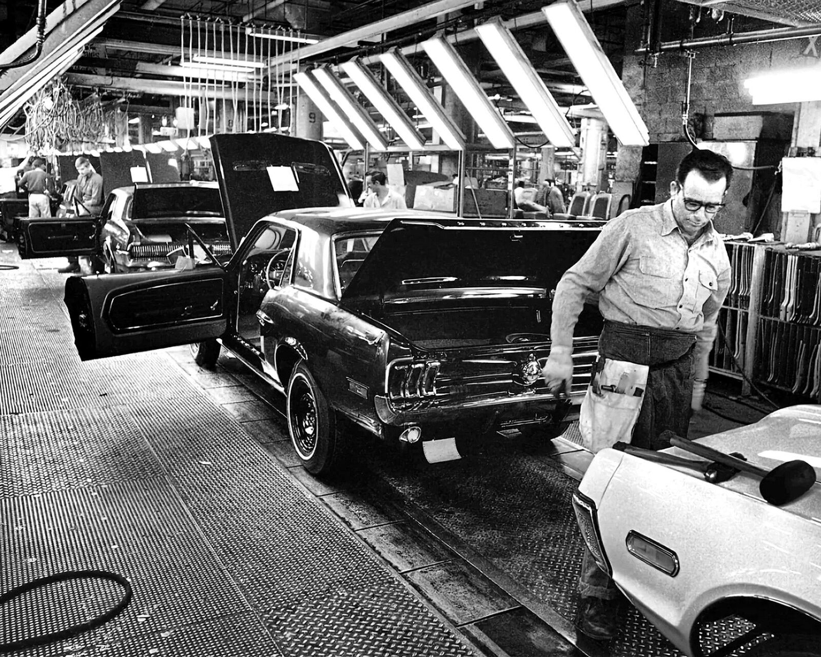 1968 FORD MUSTANG & MERCURY COUGAR Assembly Line  Photo  (224-U)