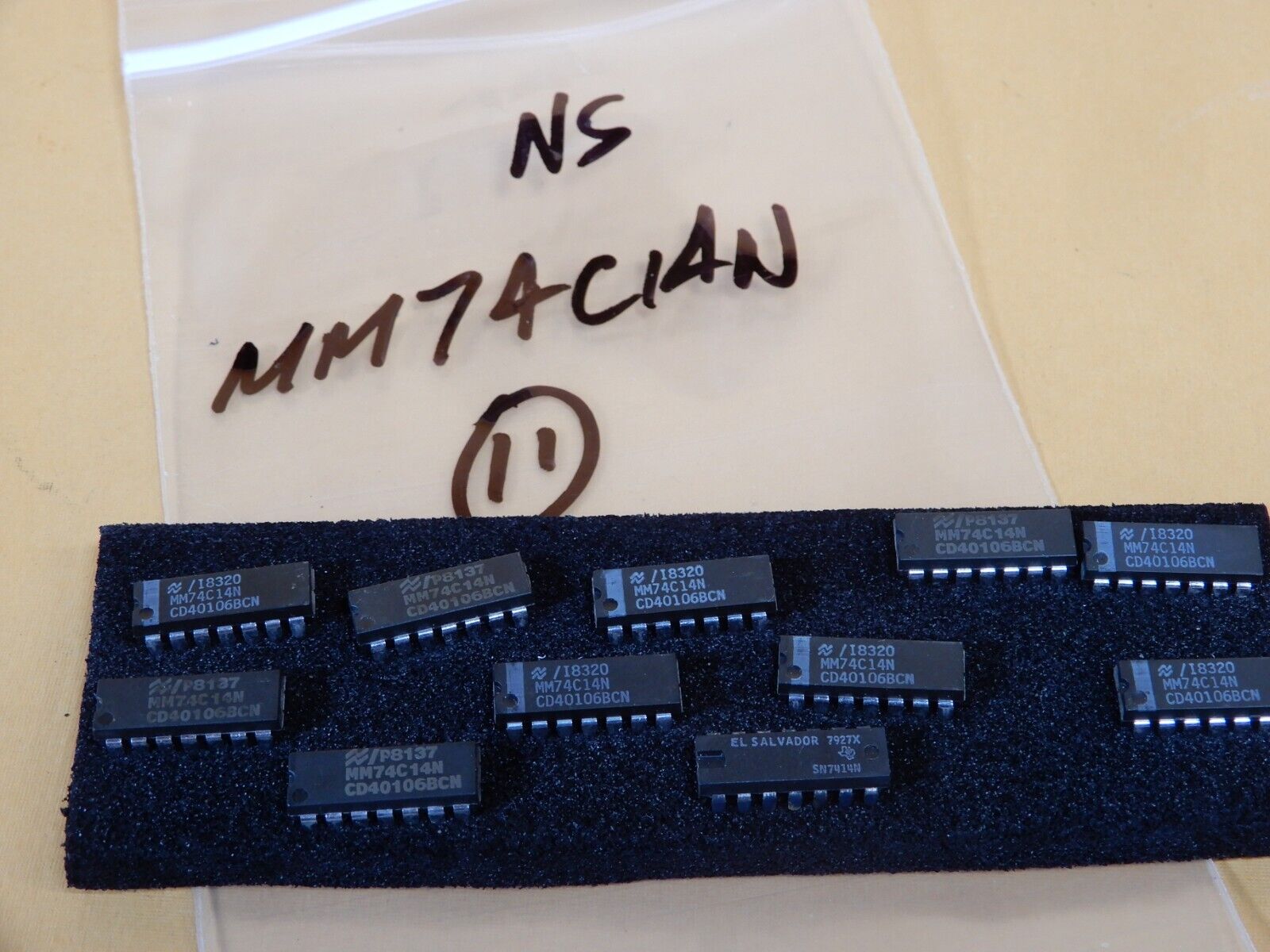 National Semiconductor MM74C14N 14 Pin IC's Qty 11 NOS Schmitt Triggers