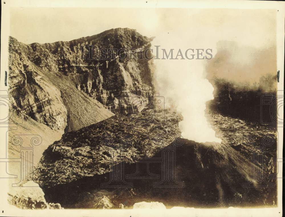 1922 Press Photo General view of Mount Vesuvius volcano in eruption - kfx62539