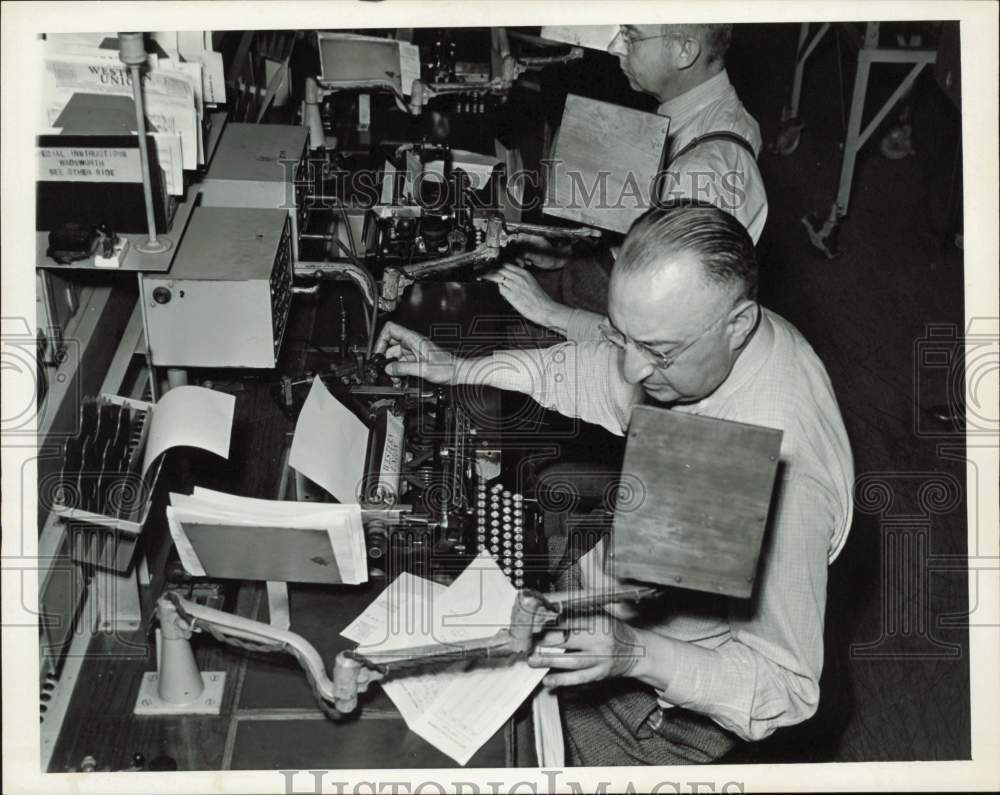1939 Press Photo Machine Operators That Facilitate Horse Racing Track Betting