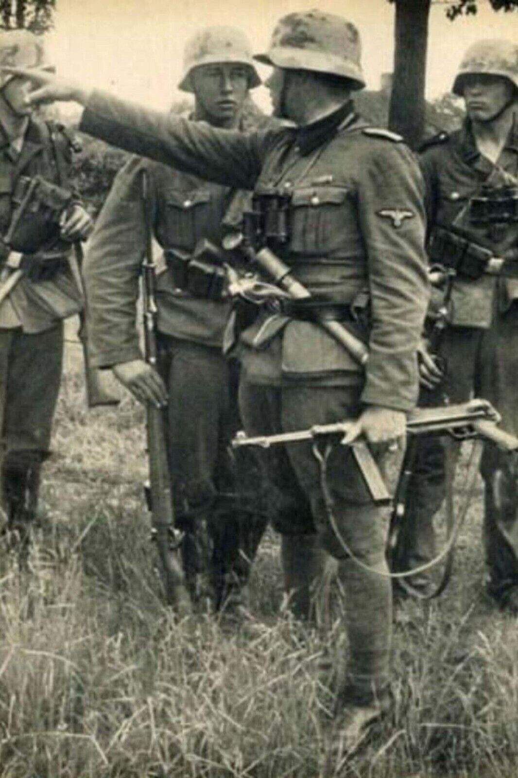 WWII B&W Photo German Soldiers MP40 Grenade WW2 Photo Glossy 4*6 in U034