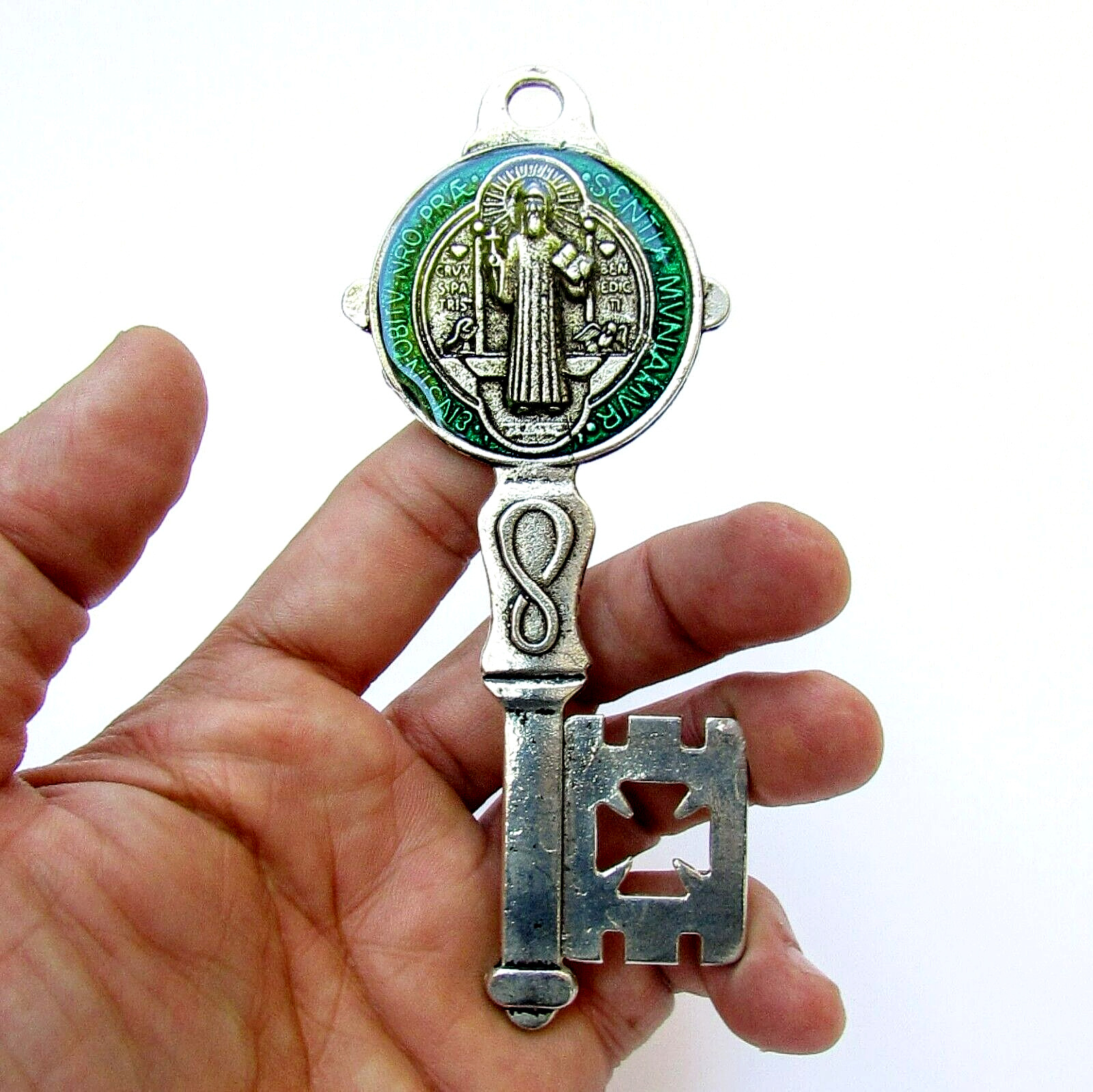 San Benito Llave Amuleto de Suerte Verde / St .Benedict Key Religious Medal 5\