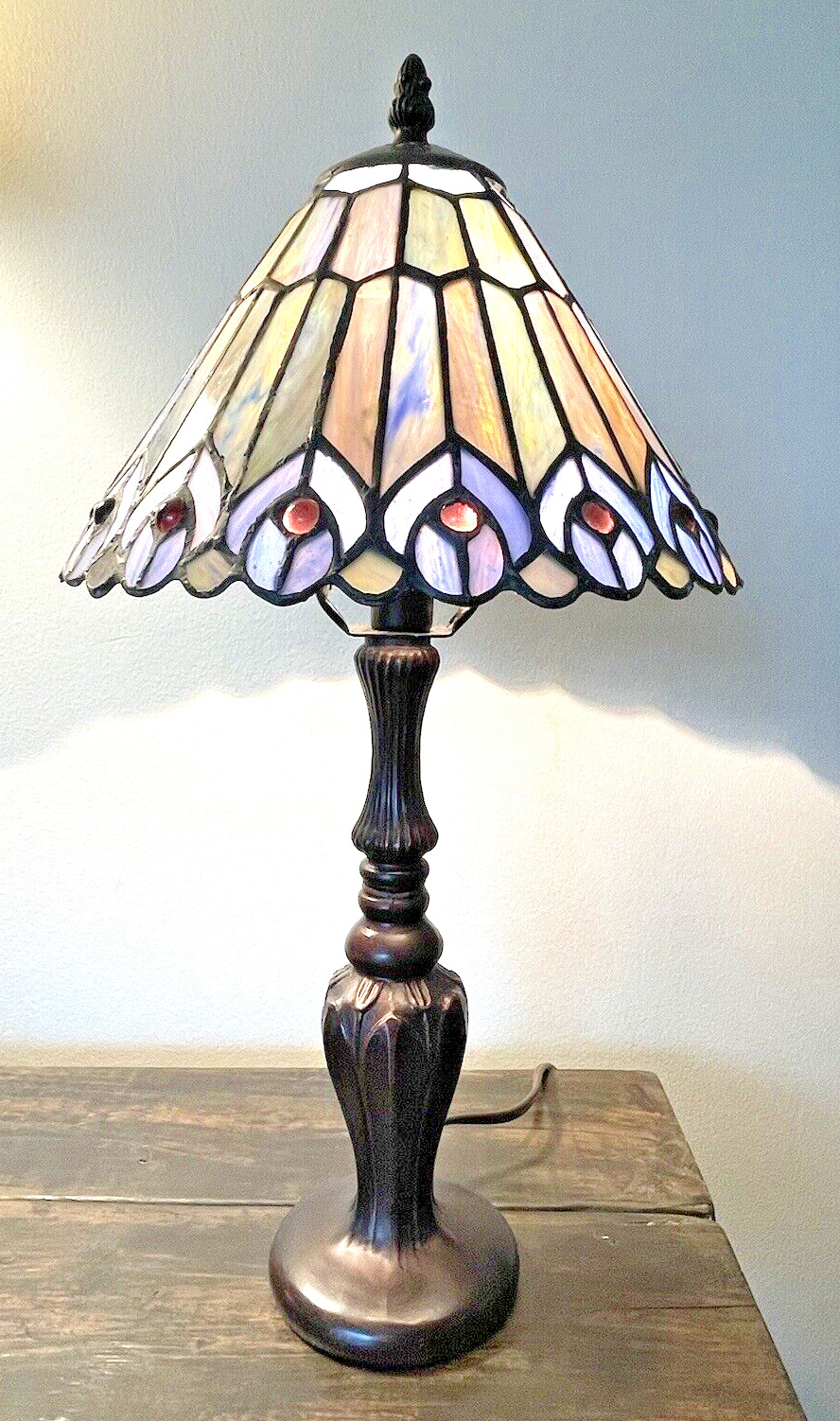 Thomas Pacconi Classic Tiffany Style Leaded Glass PEACOCK 18” Table Lamp