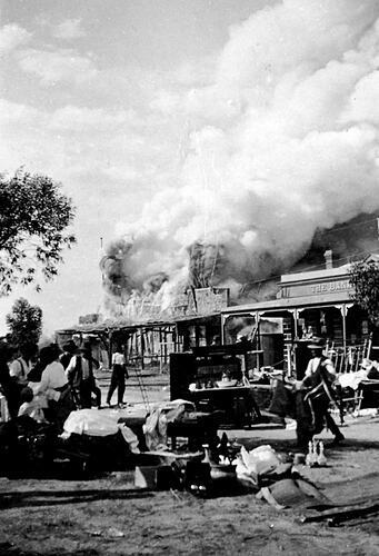Mildura District Victoria 1915 - Burning buildings. Furniture and - Old Photo