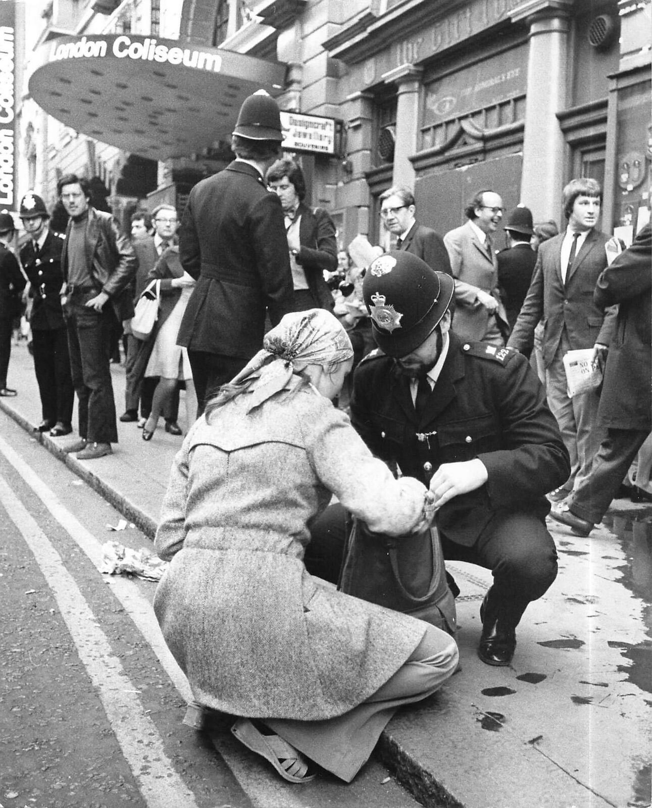 1974 Press Photo Policeman Searching Woman's Bag London Coliseum Bolshoi Ballett