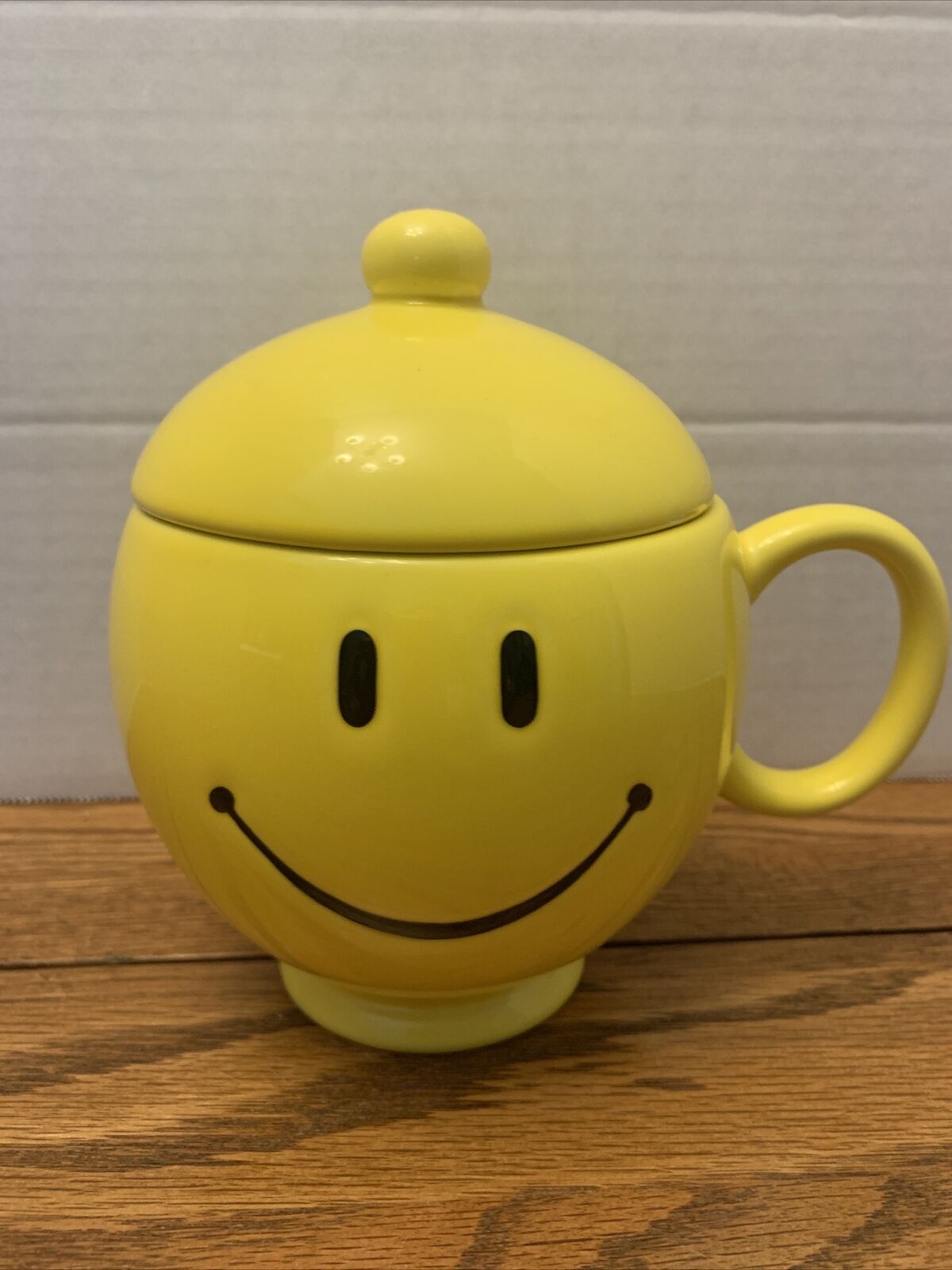 Large Smiley Face Yellow Coffee,Tea,Mug Lid Teleflora Gift Vintage Pre-Owned 