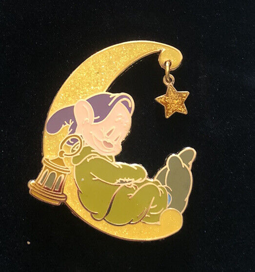 Disney LE 250 Pin. Dopey Dwarf on Moon w/ Star Midsummer’s Nap 2010