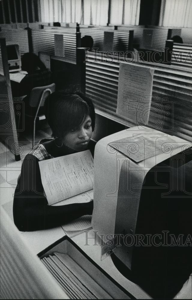 1971 Press Photo Grambling College student uses reading lab, Louisiana