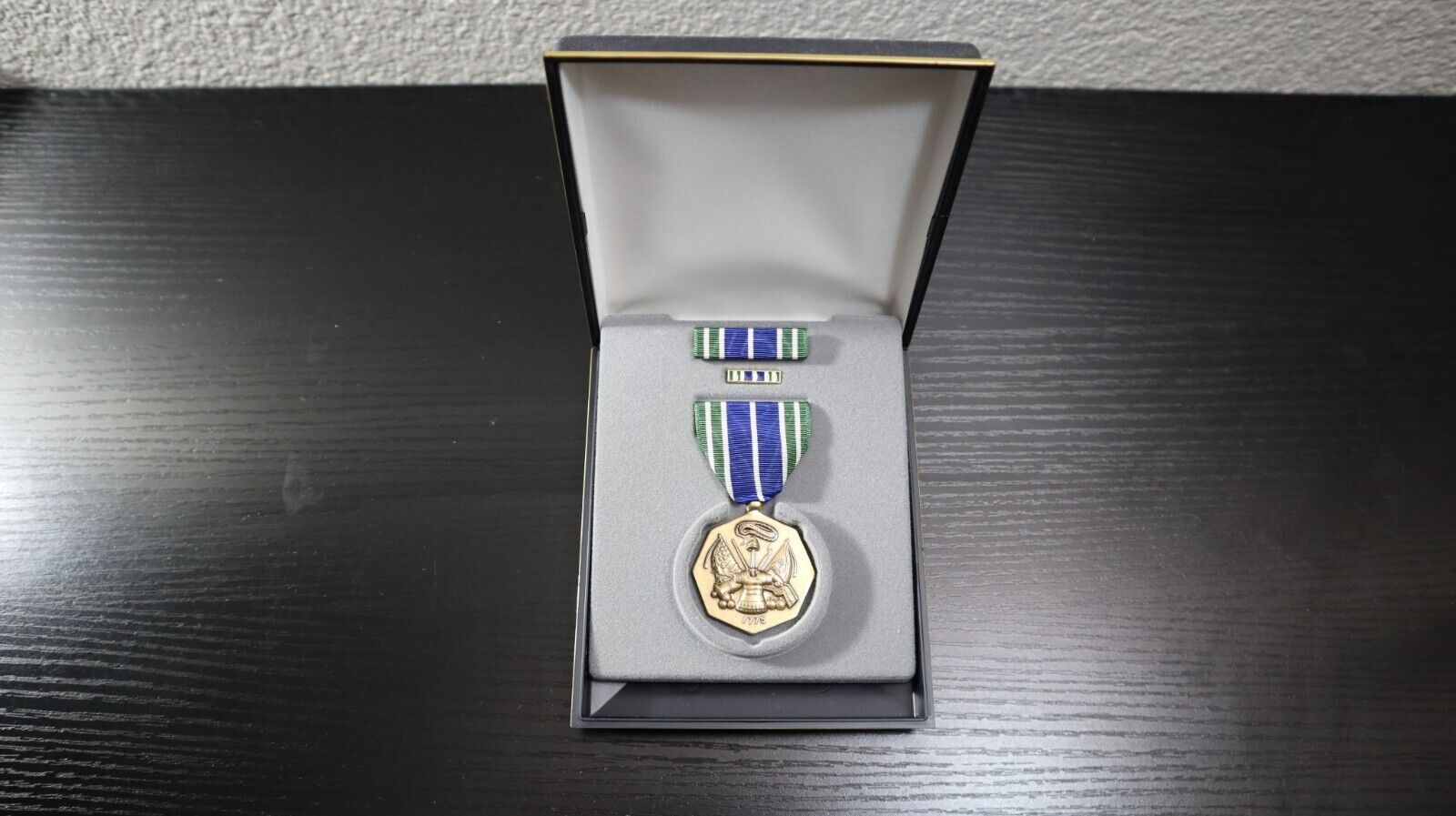 US Army Achievement Medal (AAM) Set: Lapel Pin, Ribbon, & Case. NEW