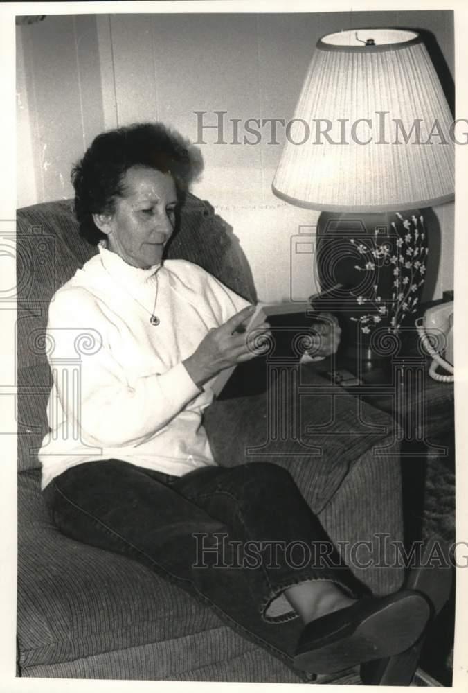 1989 Press Photo Anne Abrams reads book after cataract surgery in Latham, NY