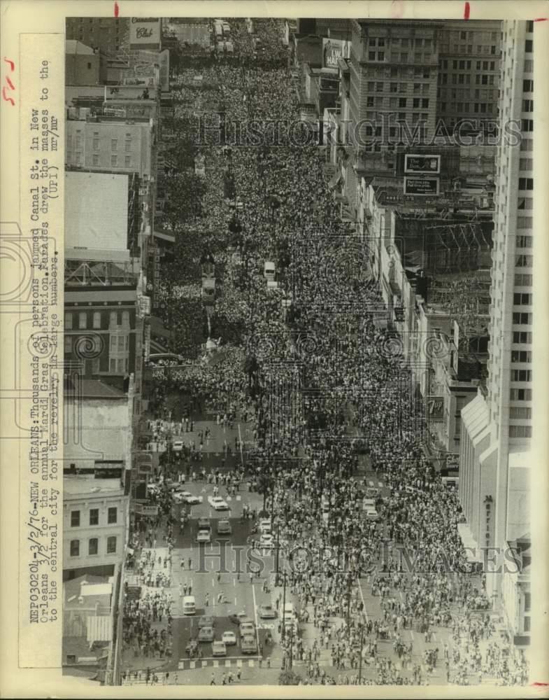 1976 Press Photo Canal Street jammed with people celebrating Mardi Gras - Aerial
