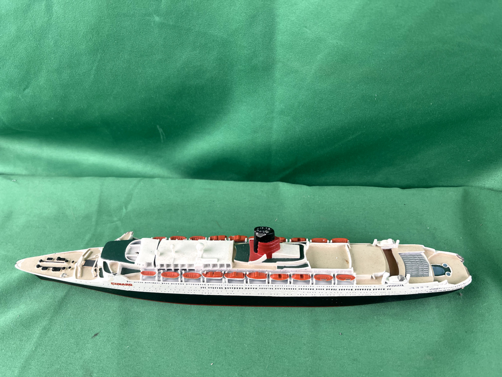VINTAGE - MERCATOR CUNARD QUEEN  Die Cast Scale Model Ship 1:1250