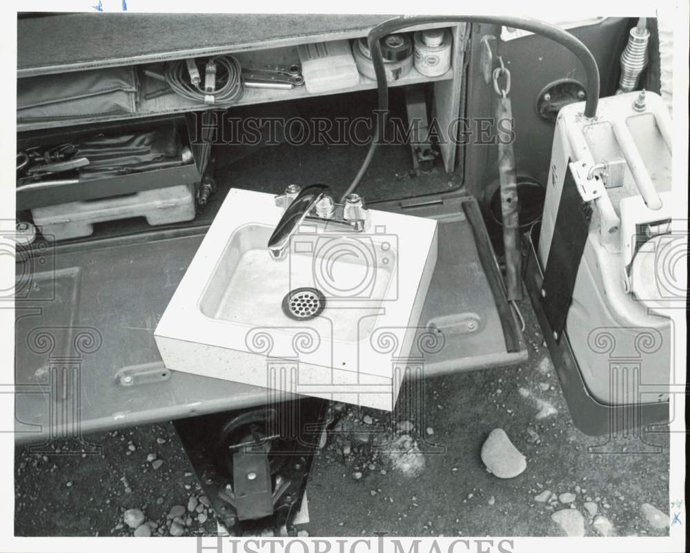 1969 Press Photo Portable hand washing sink at a construction site - lrb27201