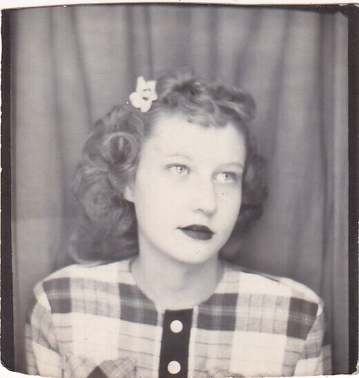 VINTAGE PHOTO BOOTH - PRETTY YOUNG WOMAN, FLOWER IN HAIR, GAZING TO SIDE