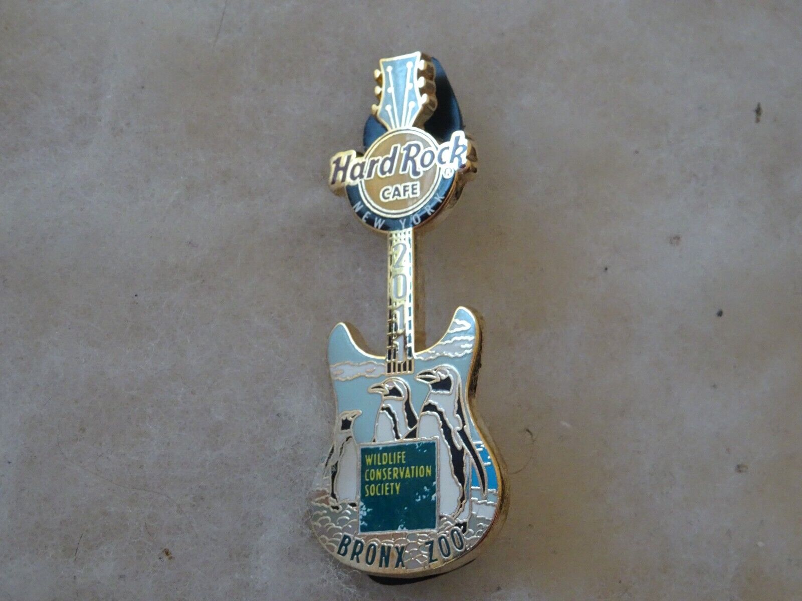 Hard Rock Cafe pin New York Bronx Zoo Penguin Guitar Wildlife Conservancy 2011