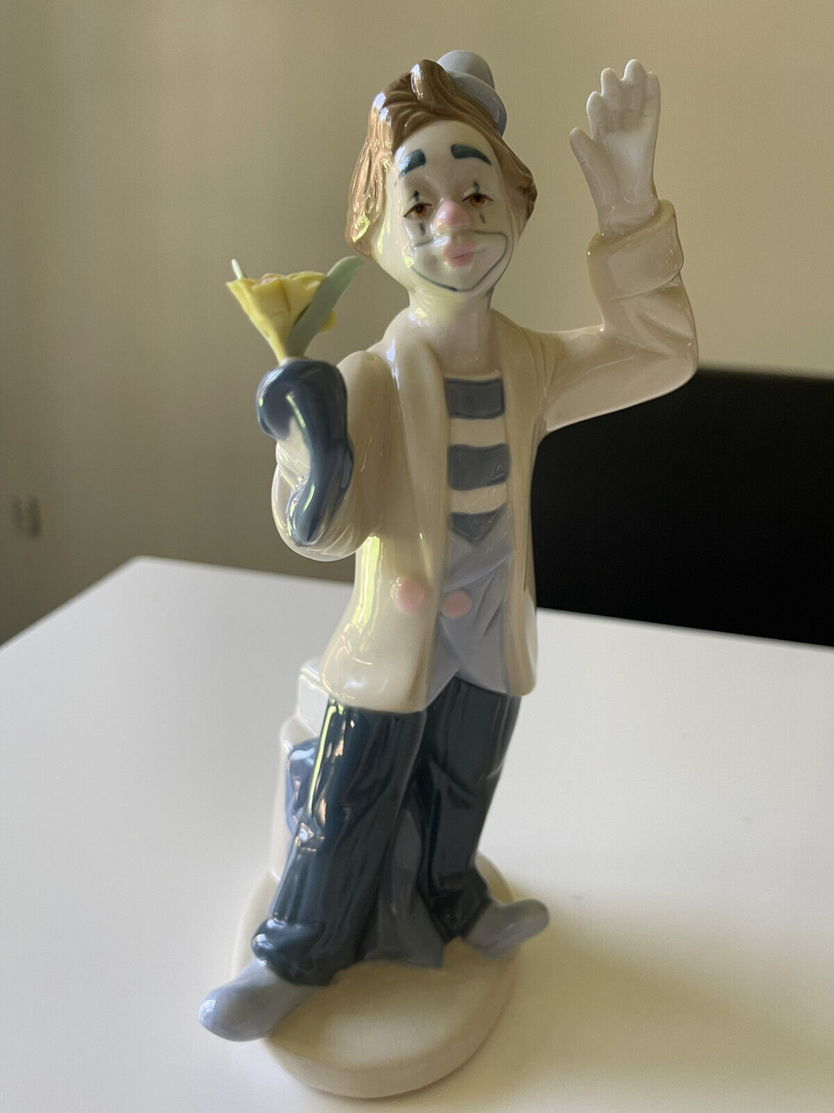 Paul Sebastian LLadro Style Porcelain Clown Figurine Magician With Flower  ©1993