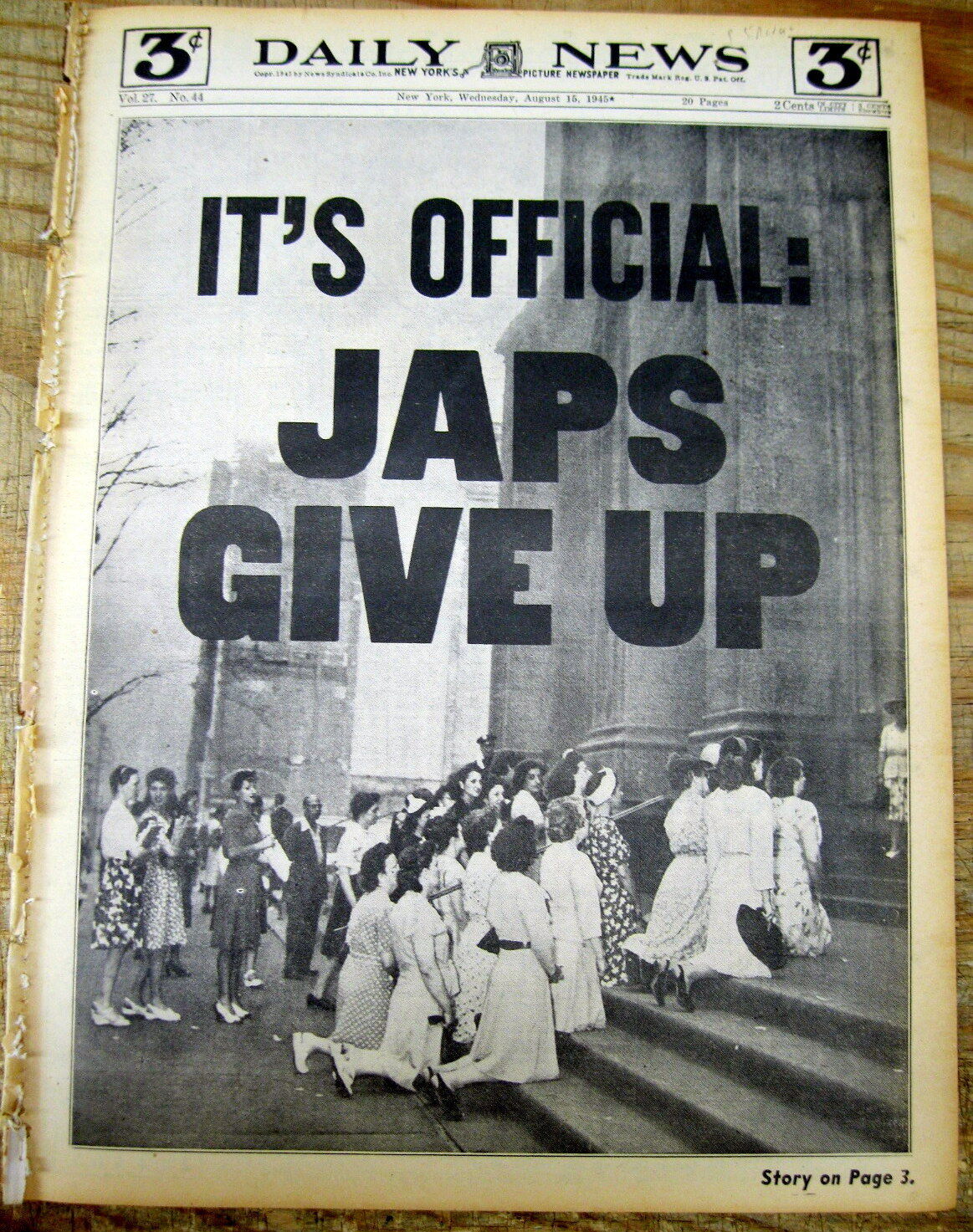 1945 NY Daily News newspaper JAPAN SURRENDERS WW II ENDS + US secret of RADAR re