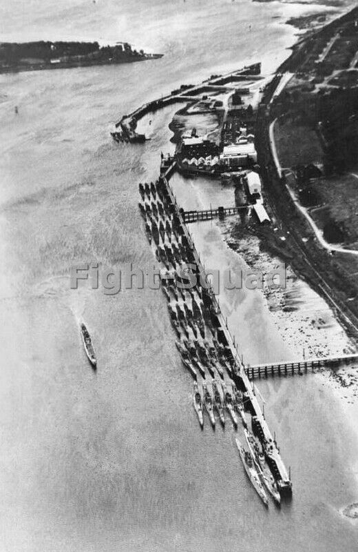 WW2 Picture Photo Ireland 1945 German Kriegsmarine U-boat fleet surrender 3878 