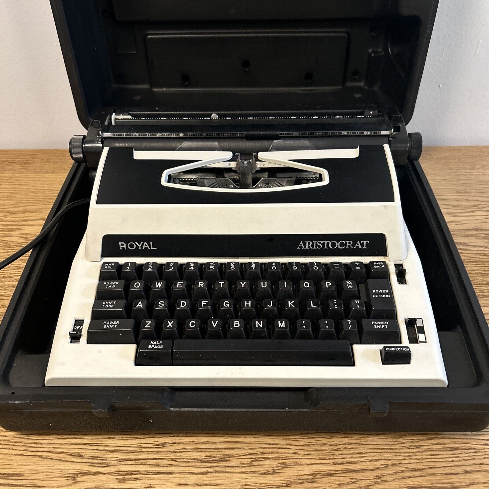 Vintage ROYAL Aristocrat TYPEWRITER portable electric w/ Case Turns On