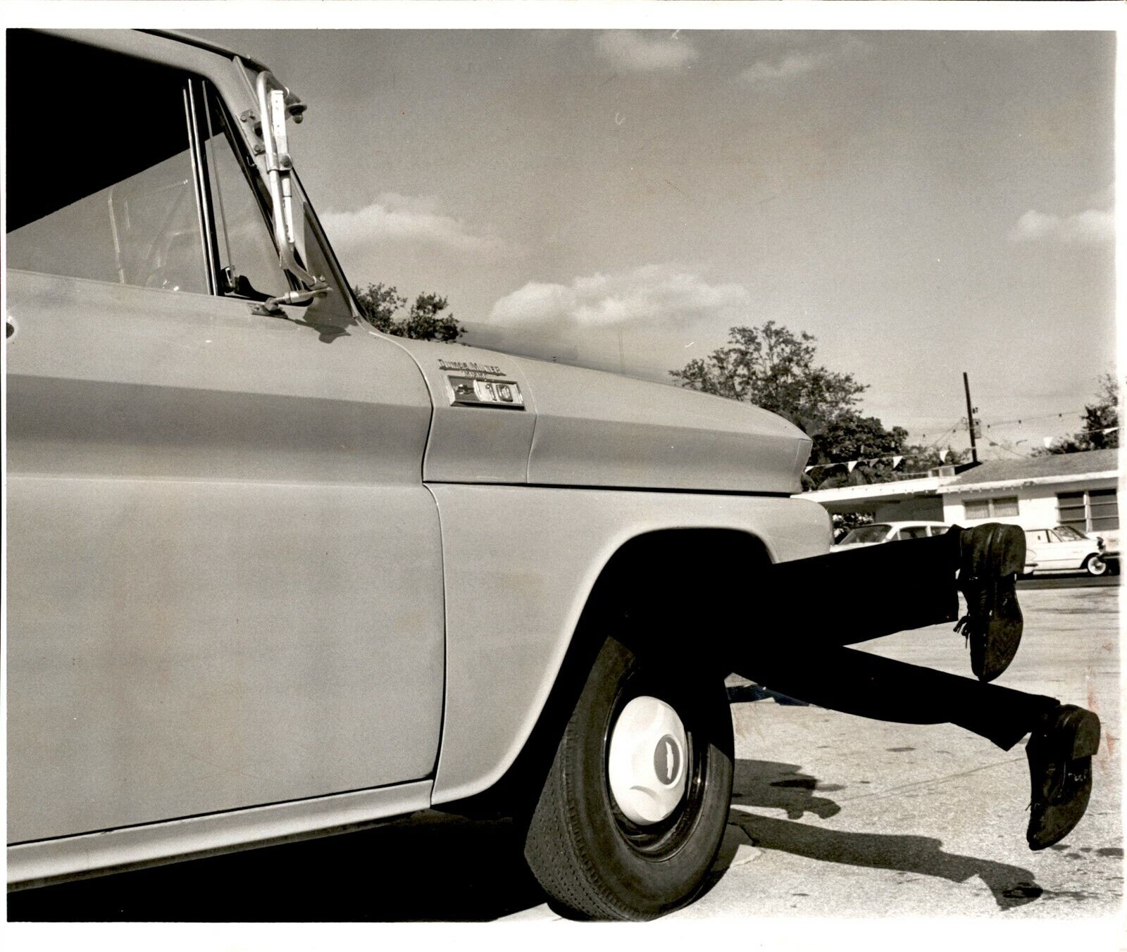 LG925 1966 Original Jeff Joffe Photo CRAZY LEGS HURTS Eye Stopper at Gas Station