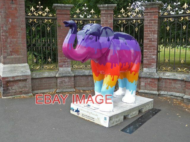 PHOTO  WORCESTER\'S BIG PARADE - GLOBAL WARMING DECORATED ELEPHANTS TO RAISE MONE
