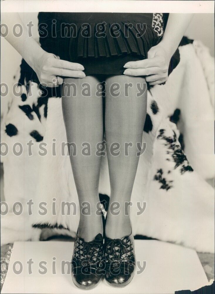 1926 Leggy Woman Demonstrates 2 Finger Skirt Length Press Photo