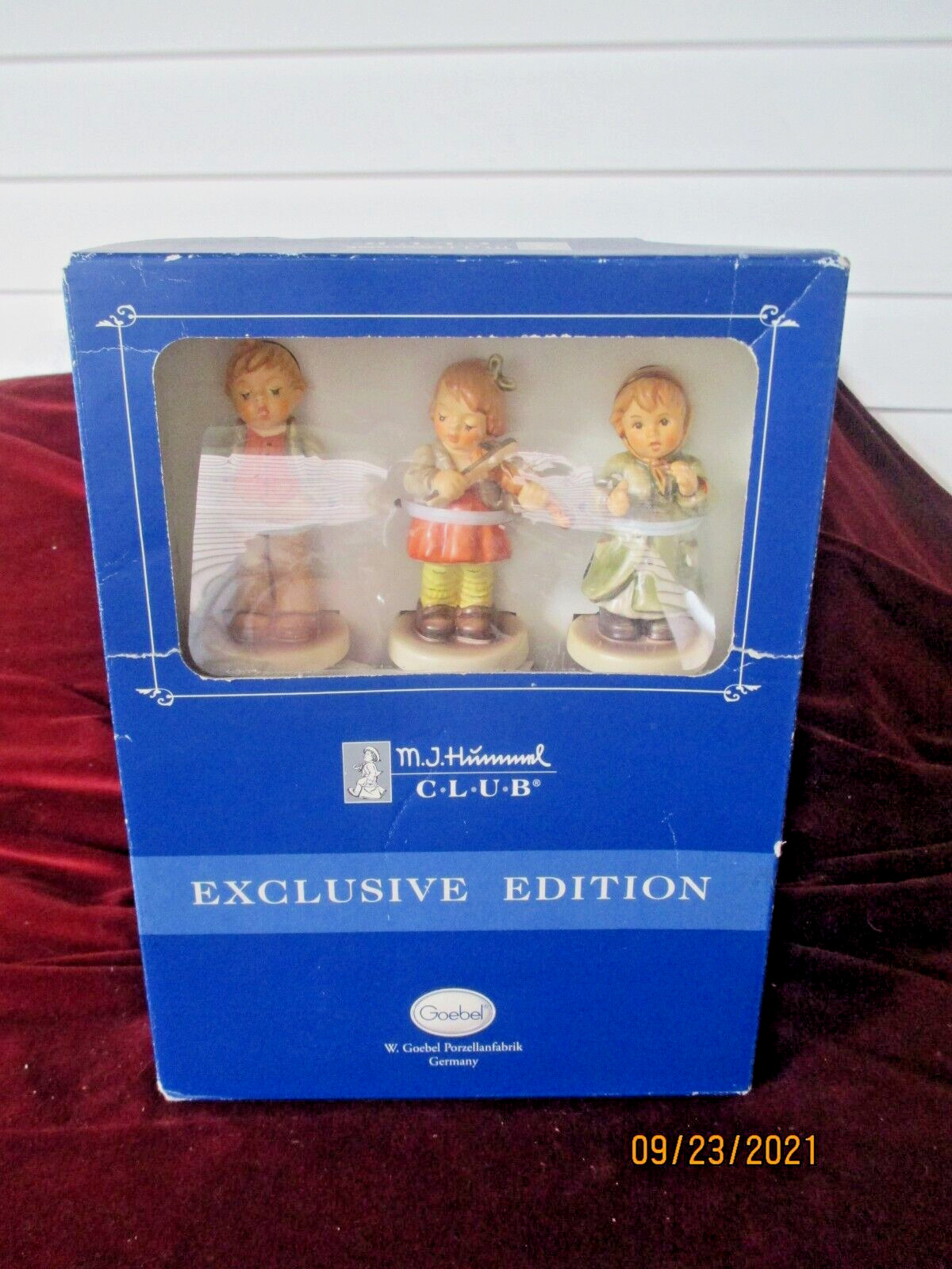 MI Hummel Figurines Exclusive Club Gift Set of 3 Pieces with Base