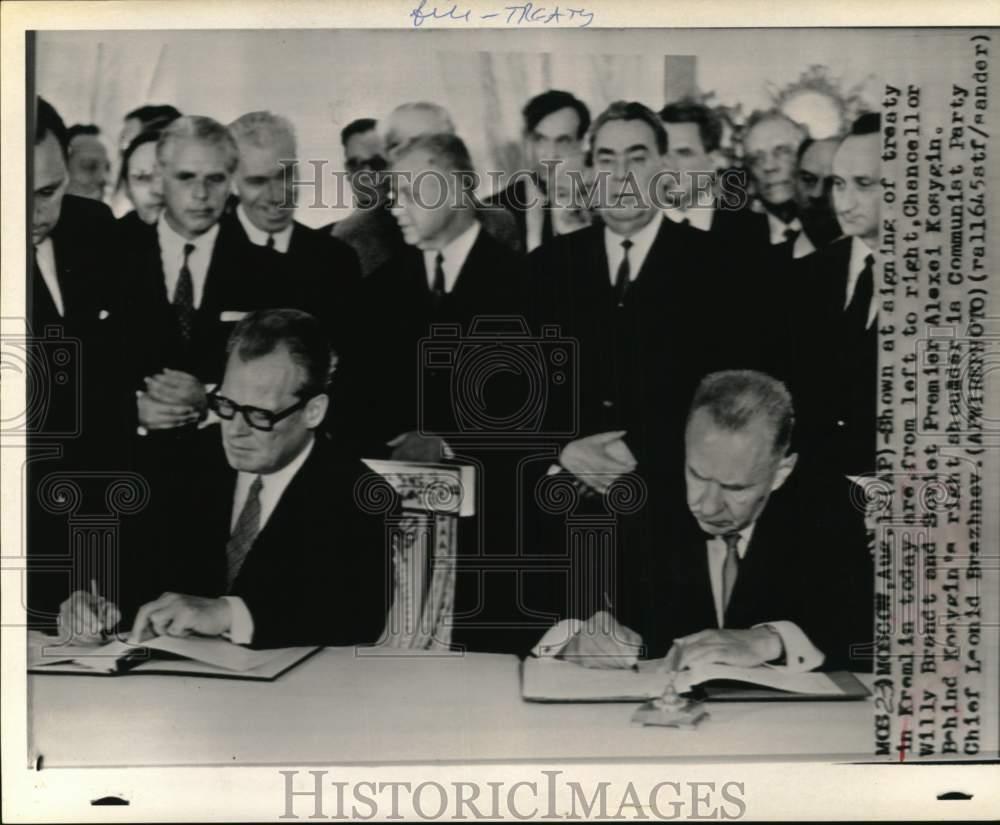 1970 Press Photo Willy Brandt & Alexei Kosygin sign treaty, Kremlin, Russia