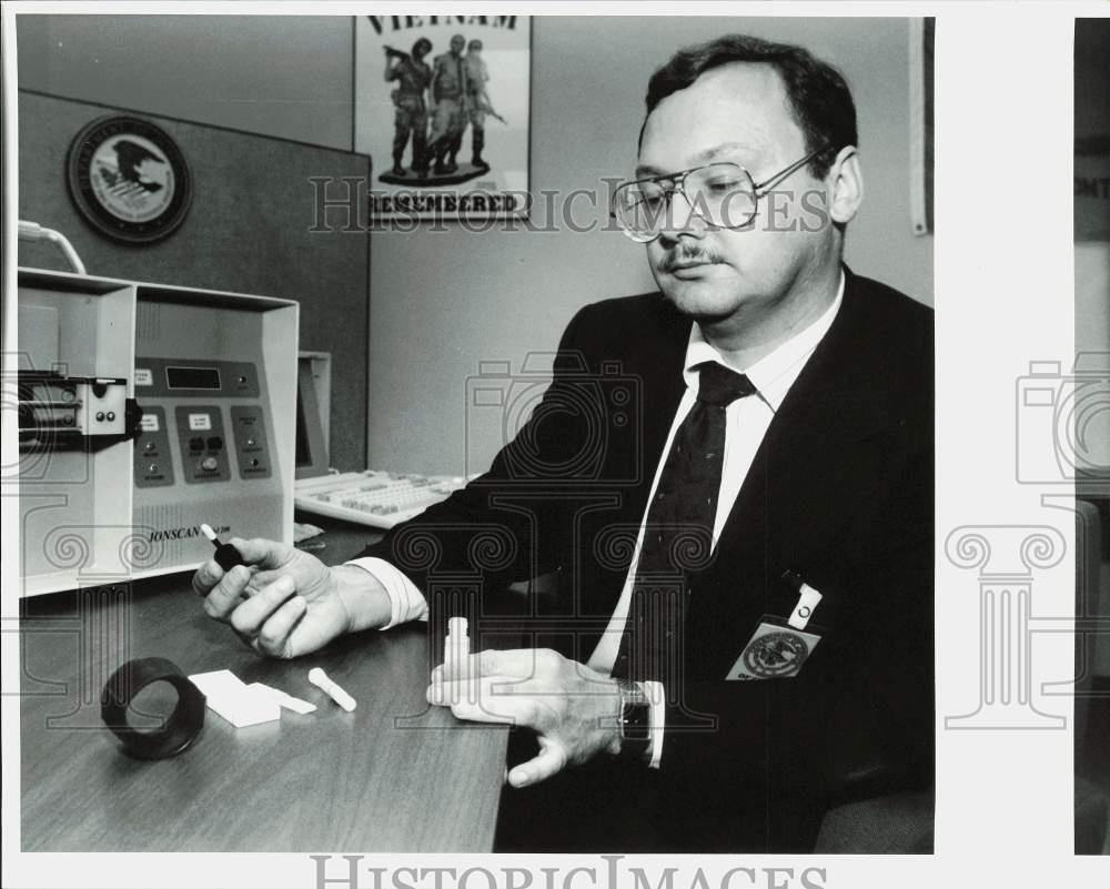1991 Press Photo FBI's Dean Fetterholf with device used to detect cocaine