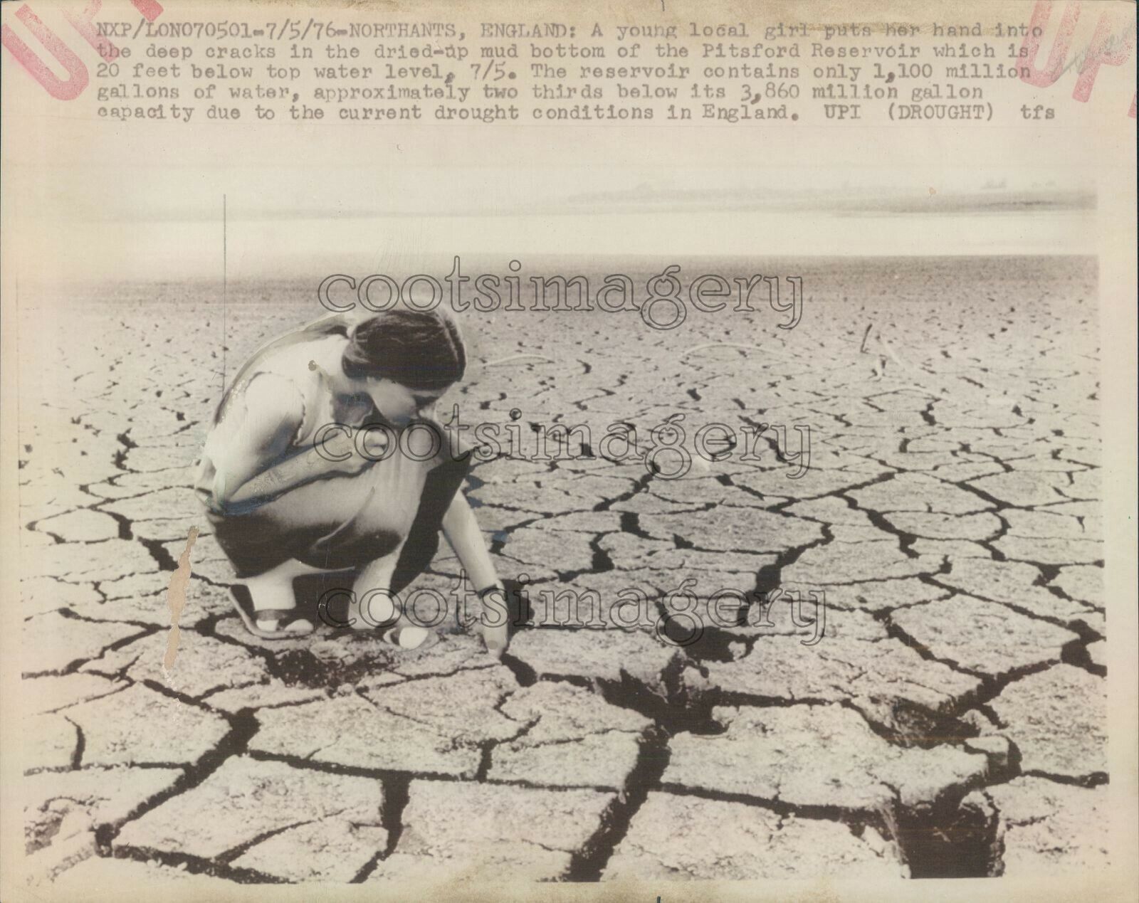 1976 Press Photo Cracked Drought Stricken Pitsford Reservoir Northants UK