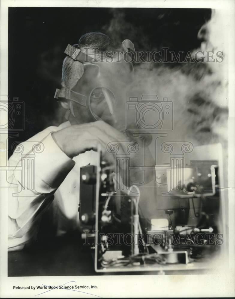 1967 Press Photo Fumes envelop Frank Mellette as he checks out electronic nose