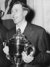 Athlete & Neurologist Dr Roger Bannister Sportsman Year Trophy An 1954 OLD PHOTO picture