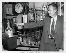 1949 Press Photo Thermodynamics Professor Dr. William Giauque at laboratory, CA picture