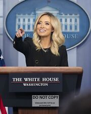 KAYLEIGH McENANY WHITE HOUSE PRESS SECRETARY FIRST BRIEFING - 8X10 PHOTO (BT334) picture