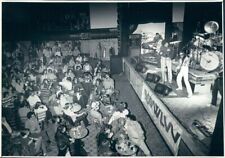 1983 Press Photo Crowd Watches Artimus Pyle Band on Stage PB Scott's Charlotte picture
